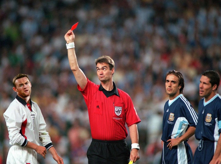 2Rooney-red-card-marte