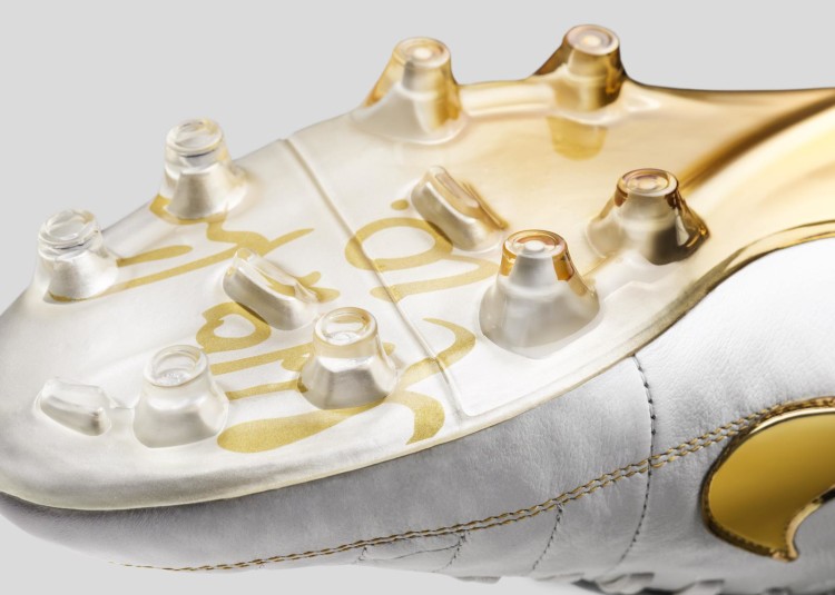 Nike_Football_Ronaldino_Tiempo_Gold_DET_08_rectangle_1600