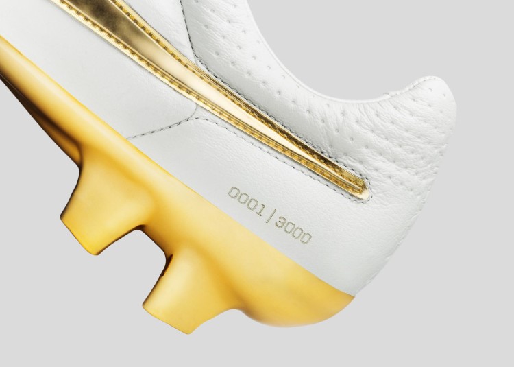 Nike_Football_Ronaldino_Tiempo_Gold_DET_09_rectangle_1600