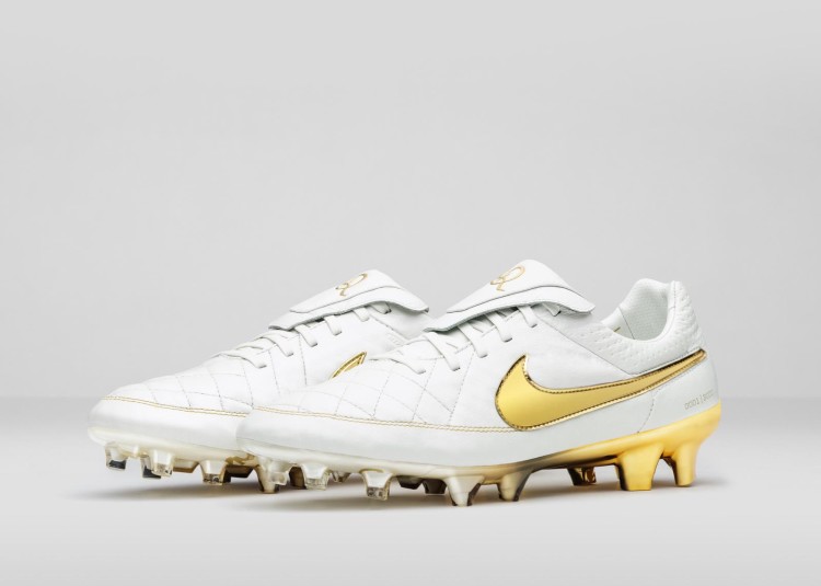 Nike_Football_Ronaldino_Tiempo_Gold_R_PAIR_rectangle_1600