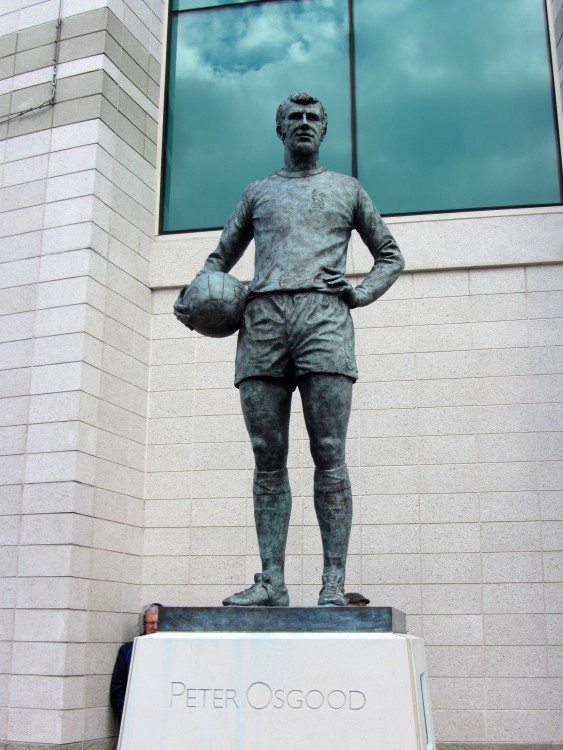 peter_osgood_statue_outside_stamford_bridge