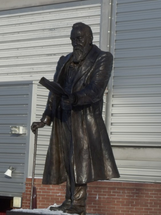 statue_of_william_mcgregor_outside_villa_park2